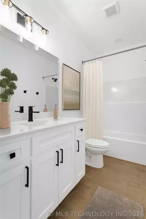 Bath - 5010 N Walnut Ave, Broken Arrow, OK 74014 photo 1 of 3