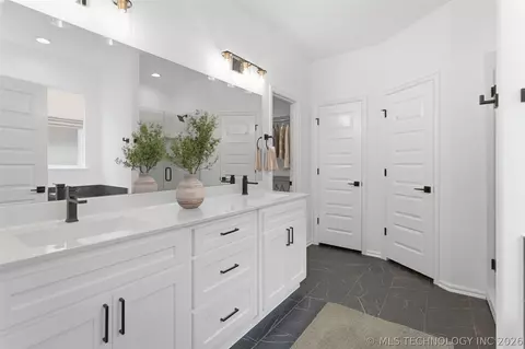 Bath - 5010 N Walnut Ave, Broken Arrow, OK 74014 photo 3 of 3
