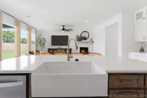 Kitchen - 5010 N Walnut Ave, Broken Arrow, OK 74014 photo 5 of 5