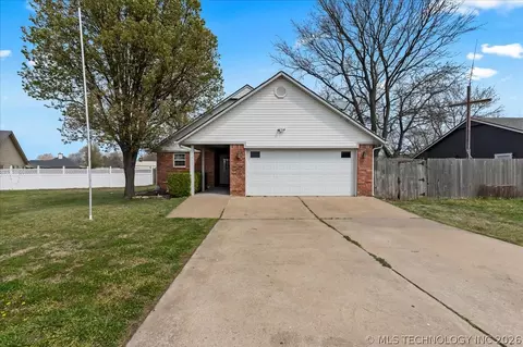 21411 E 36th St S, Broken Arrow, OK 74014