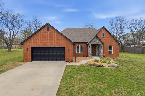 636 S Pecan Pl, Oologah, OK 74053