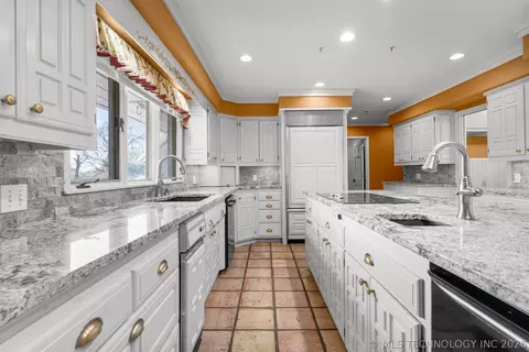 Kitchen - 3811 E 74th St, Tulsa, OK 74136 photo 7 of 13