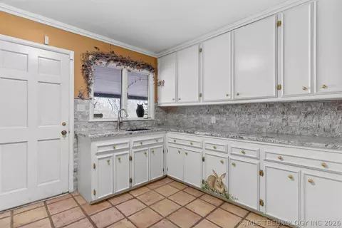 Kitchen - 3811 E 74th St, Tulsa, OK 74136 photo 8 of 13