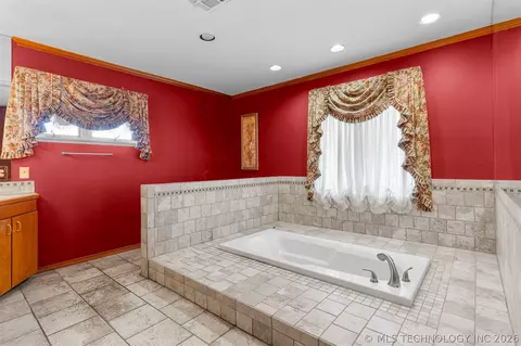 Bath - 3811 E 74th St, Tulsa, OK 74136 photo 5 of 17