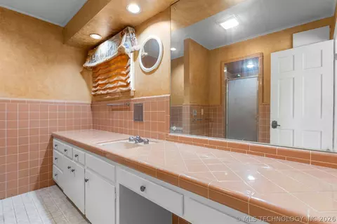 Bath - 3811 E 74th St, Tulsa, OK 74136 photo 12 of 17