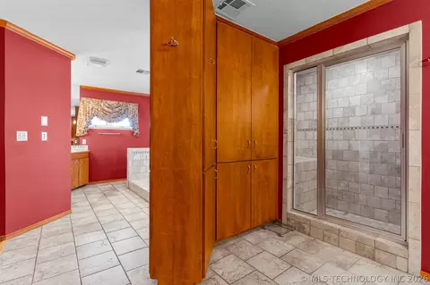 Bath - 3811 E 74th St, Tulsa, OK 74136 photo 4 of 17