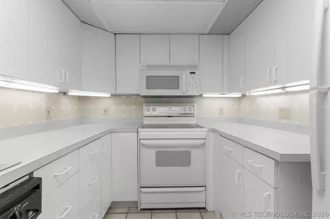 Kitchen - 3811 E 74th St, Tulsa, OK 74136 photo 13 of 13