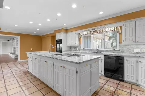 Kitchen - 3811 E 74th St, Tulsa, OK 74136 photo 4 of 13