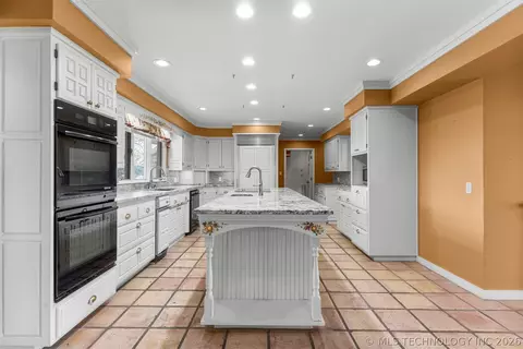 Kitchen - 3811 E 74th St, Tulsa, OK 74136 photo 2 of 13