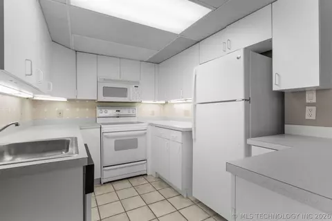 Kitchen - 3811 E 74th St, Tulsa, OK 74136 photo 11 of 13