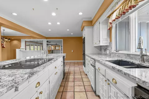 Kitchen - 3811 E 74th St, Tulsa, OK 74136 photo 5 of 13