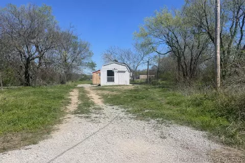 104 SE Freeman St, Canadian, OK 74425