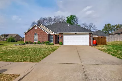 1909 Richmond Dr, Bartlesville, OK 74006
