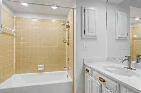 Bath - 3526 E 75th St, Tulsa, OK 74136 photo 5 of 7