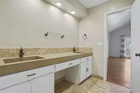 Bath - 3526 E 75th St, Tulsa, OK 74136 photo 2 of 7