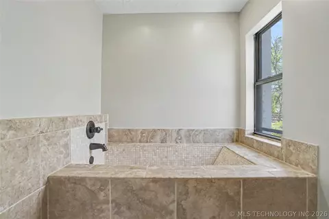 Bath - 3526 E 75th St, Tulsa, OK 74136 photo 4 of 7