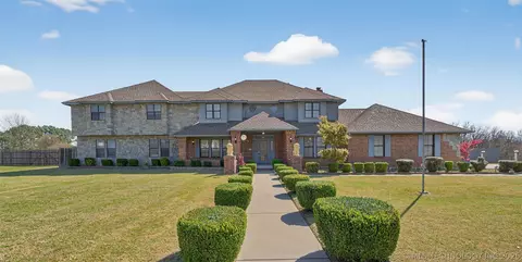 1606 NE Oakridge Dr, Claremore, OK 74017