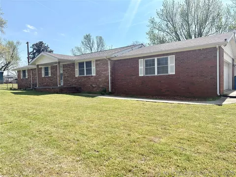 924 W Park Ave, Checotah, OK 74426