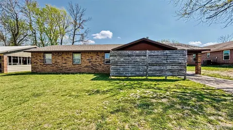 1017 Carla Ave, Stilwell, OK 74960