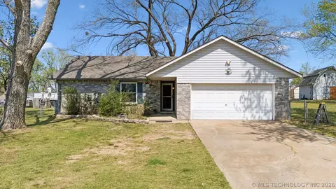 10277 E 2nd St, Claremore, OK 74019