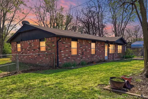 403 SW 2nd St, Wagoner, OK 74467