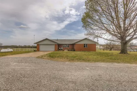 302 N Gas St, Chouteau, OK 74337
