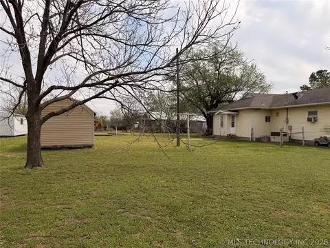 Exterior - 1412 E Walnut St, Cushing, OK 74023 photo 3 of 5