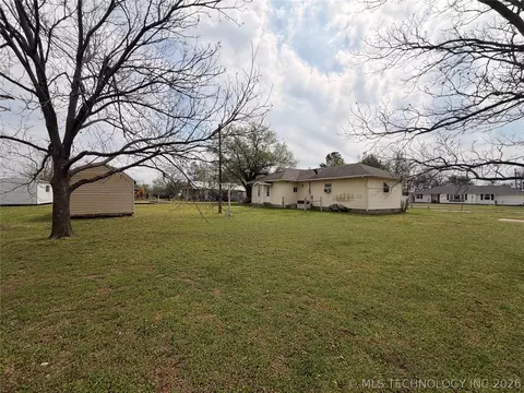 Exterior - 1412 E Walnut St, Cushing, OK 74023 photo 4 of 5