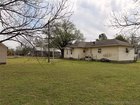 Exterior - 1412 E Walnut St, Cushing, OK 74023 photo 2 of 5