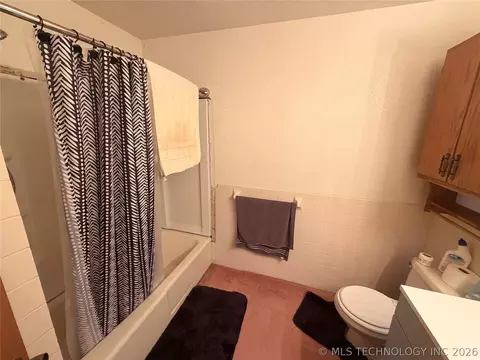 Bath - 1412 E Walnut St, Cushing, OK 74023 photo 1 of 2