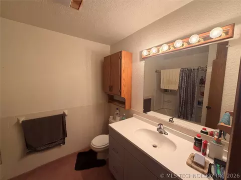 Bath - 1412 E Walnut St, Cushing, OK 74023 photo 2 of 2