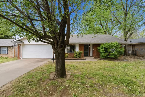 211 W 17th St, Owasso, OK 74055