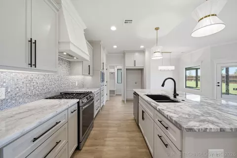 Kitchen - 1009 S Chickasaw St, Skiatook, OK 74070 photo 1 of 5