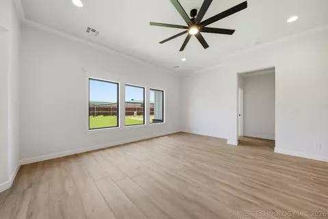 Living - 1009 S Chickasaw St, Skiatook, OK 74070 photo 1 of 4