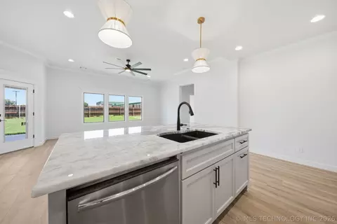 Kitchen - 1009 S Chickasaw St, Skiatook, OK 74070 photo 5 of 5