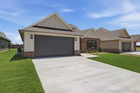 Exterior - 1009 S Chickasaw St, Skiatook, OK 74070 photo 3 of 9