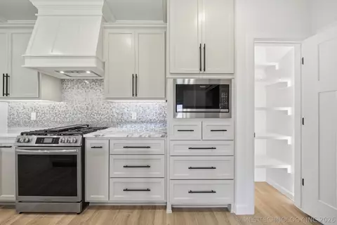 Kitchen - 1009 S Chickasaw St, Skiatook, OK 74070 photo 4 of 5