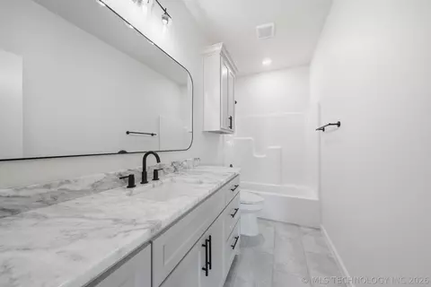 Bath - 1009 S Chickasaw St, Skiatook, OK 74070 photo 3 of 3
