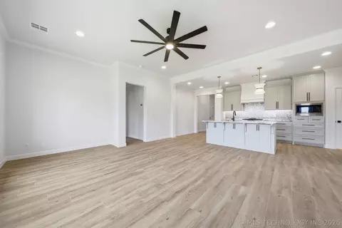 Living - 1009 S Chickasaw St, Skiatook, OK 74070 photo 2 of 4