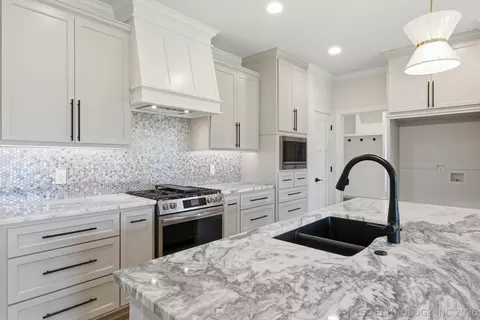 Kitchen - 1009 S Chickasaw St, Skiatook, OK 74070 photo 2 of 5