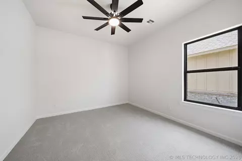 Bedroom - 1009 S Chickasaw St, Skiatook, OK 74070 photo 6 of 7