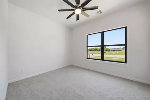 Bedroom - 1009 S Chickasaw St, Skiatook, OK 74070 photo 4 of 7