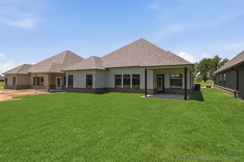 Exterior - 1009 S Chickasaw St, Skiatook, OK 74070 photo 7 of 9