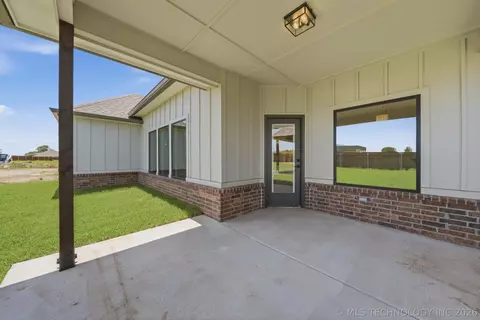 Exterior - 1009 S Chickasaw St, Skiatook, OK 74070 photo 5 of 9