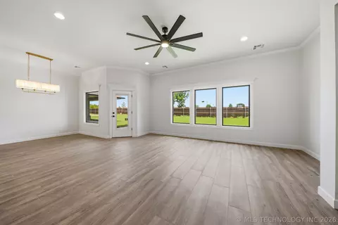 Living - 1009 S Chickasaw St, Skiatook, OK 74070 photo 3 of 4