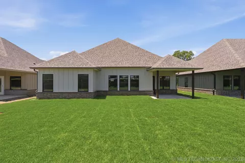 Exterior - 1009 S Chickasaw St, Skiatook, OK 74070 photo 6 of 9