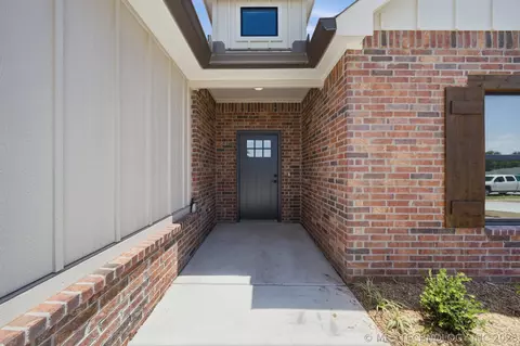 Entry Way - 1009 S Chickasaw St, Skiatook, OK 74070 photo 1 of 4