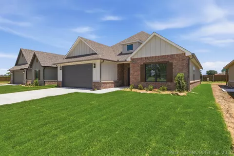 Exterior - 1009 S Chickasaw St, Skiatook, OK 74070 photo 2 of 9