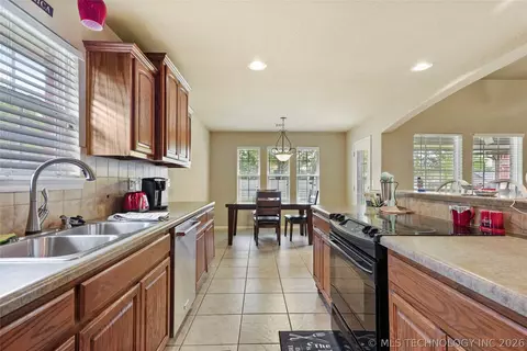 Kitchen - 20230 E 50th Pl, Broken Arrow, OK 74014 photo 4 of 4