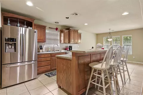 Kitchen - 20230 E 50th Pl, Broken Arrow, OK 74014 photo 2 of 4